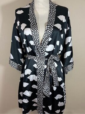 Victoria's Secret Short Satin Kimono Robe Black White Lip Print Size XS/S